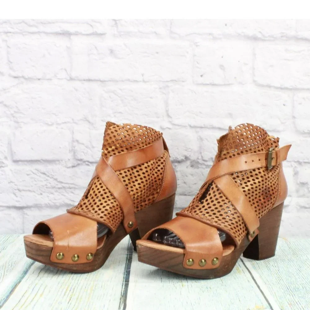 *Unbranded Brown Leather Slip On Perforated Casual Heeled Sandals Size - Picture 2 of 9